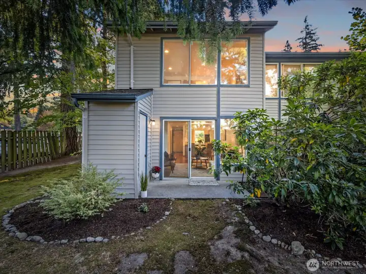 Staggered unit placement and fencing allows for maximum privacy while outdoors