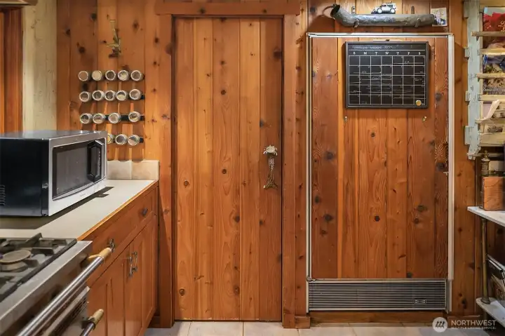 Elk horn handle and refrigerator