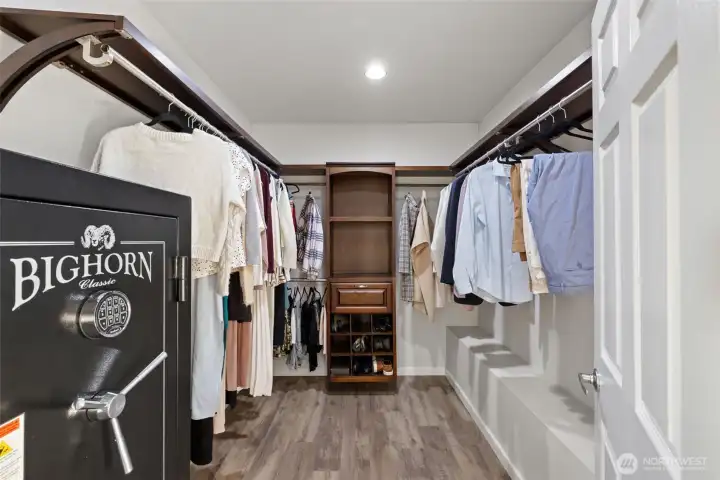 Large walk-in closet in Primery
