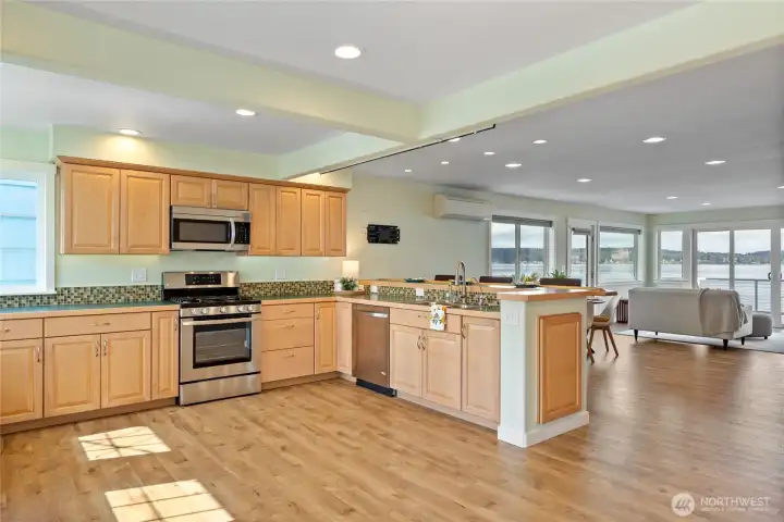 This is truly a kitchen you can dance in :)