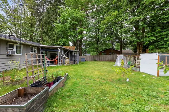 garden area, fruit trees,