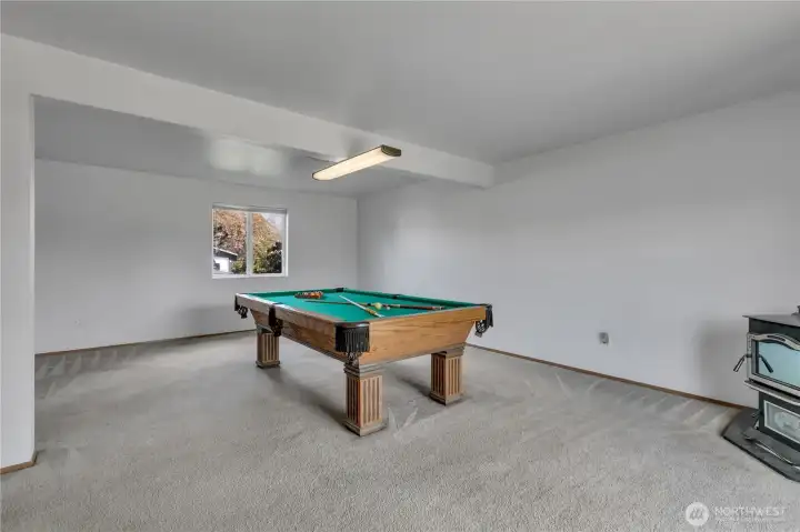 Recreation room with pool table