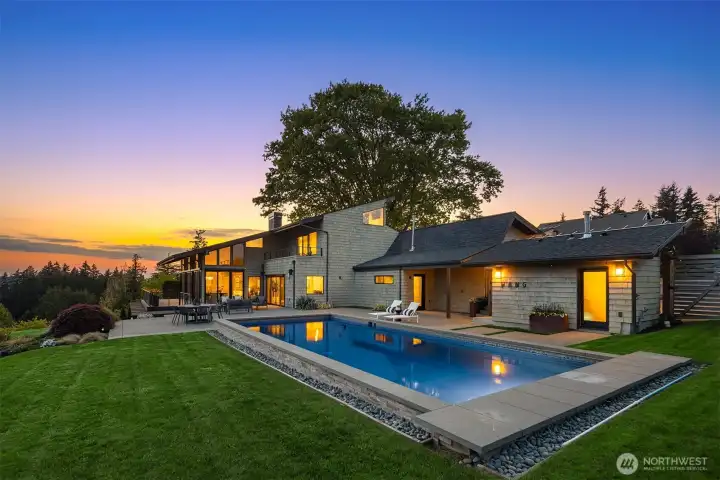 Verdant lawns, pool, poolhouse bath and outdoor shower!