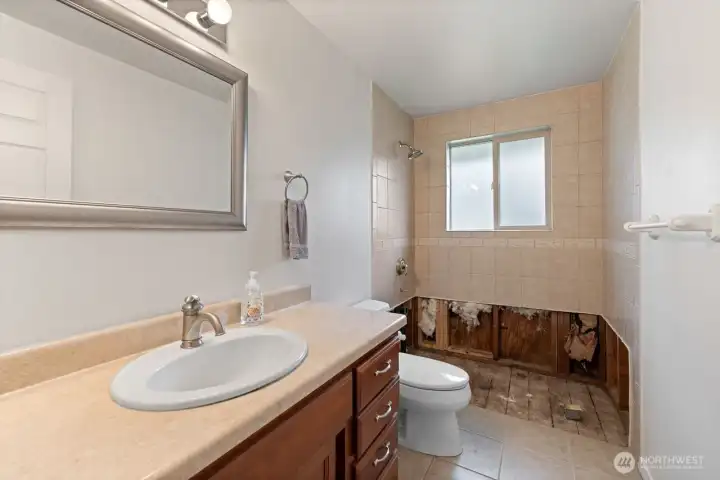 As the owner wasn’t happy leaving an inoperative jacuzzi tub for a new owner to deal with, he insisted on having it replaced with a new tub.  The following picture shows the new tub and matching tile surround.