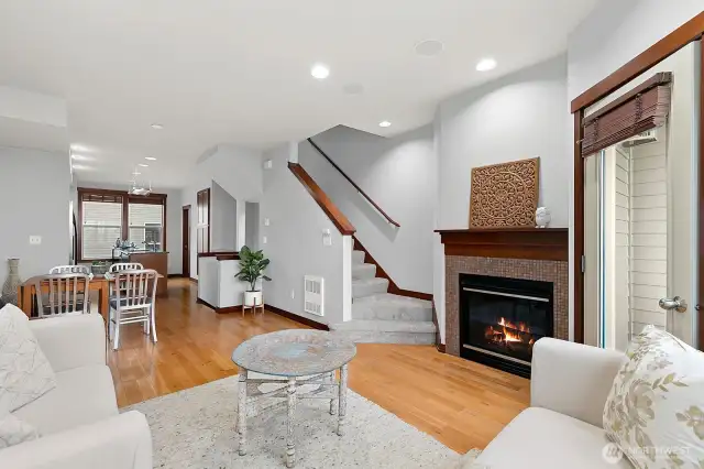 Looking towards the diningroom and kitchen.
