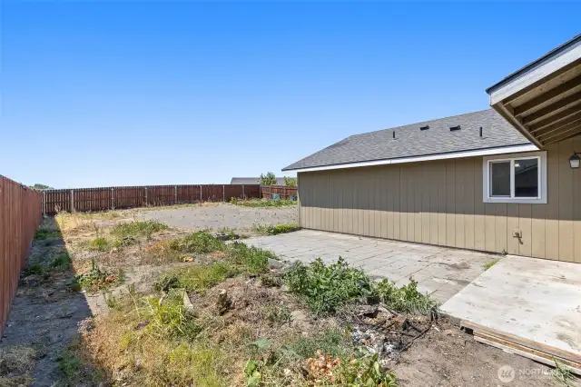 Patio & Sideyard