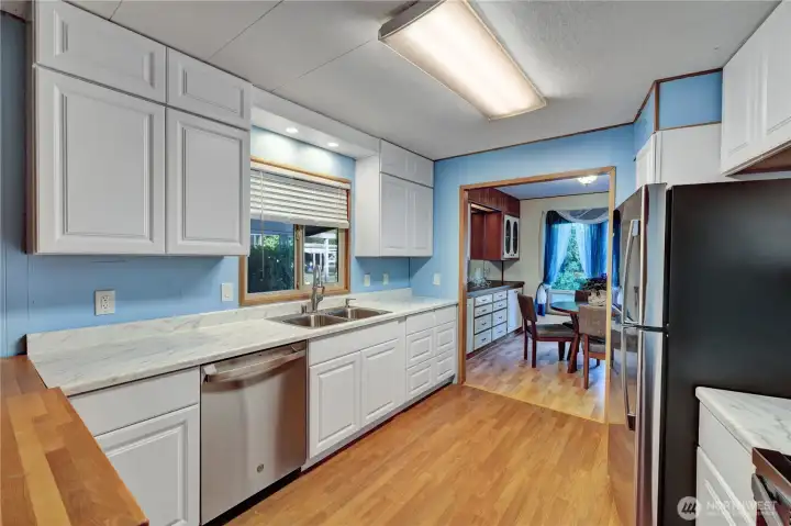 Terrific, cheerful kitchen.