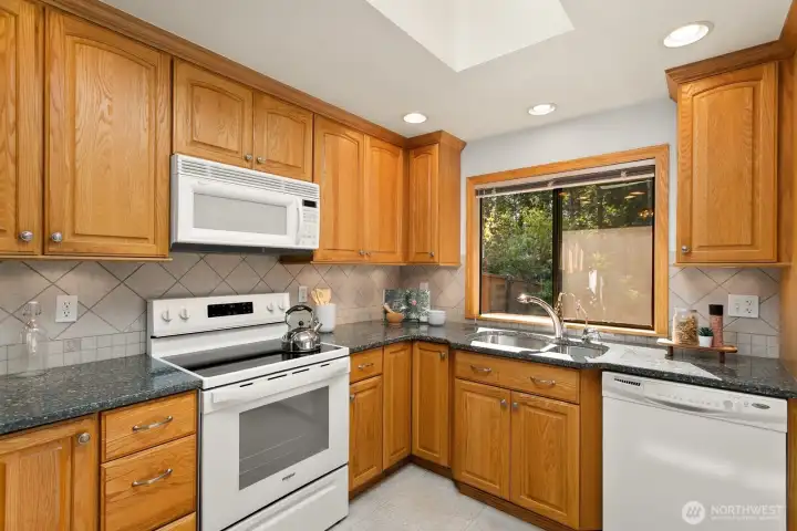 Kitchen (Brand new stove)
