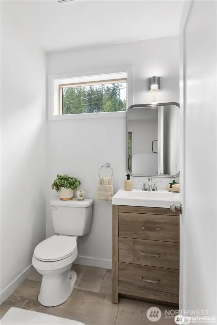 Entry level 1/2 bath, a perfect powder room for guests.