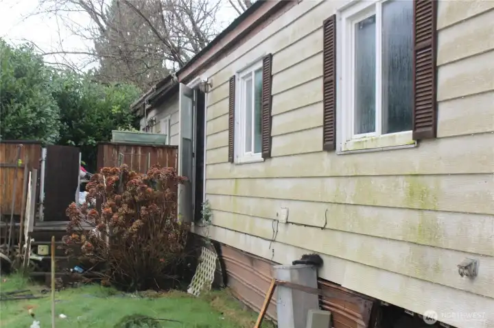 Back of the manufactured home