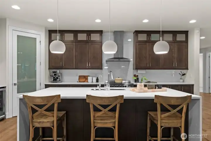 Enjoy a meal straight from the kitchen with this gorgeous island bar.