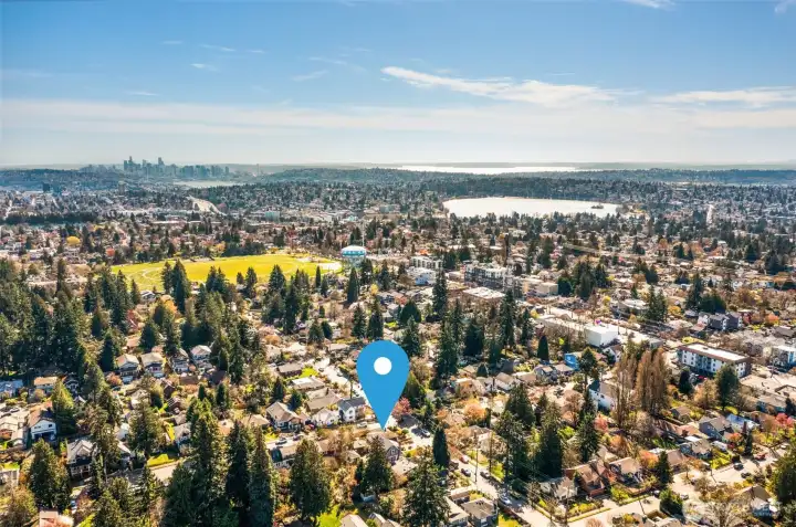 Blocks from Maple Leaf Park, coffee shops, restaurants, breweries, Northgate Link Station, bust stops and easy I-5 access