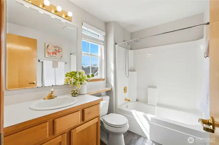 Upstairs second full bathroom