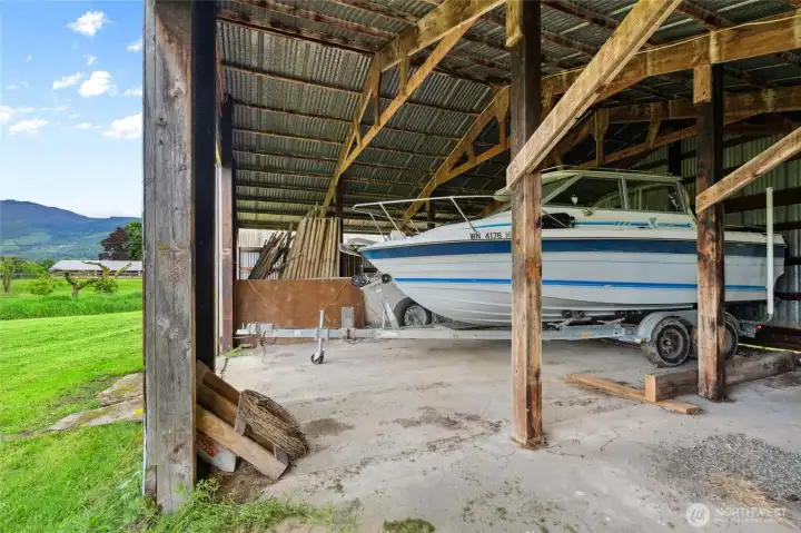 Partial cement floor in livestock building