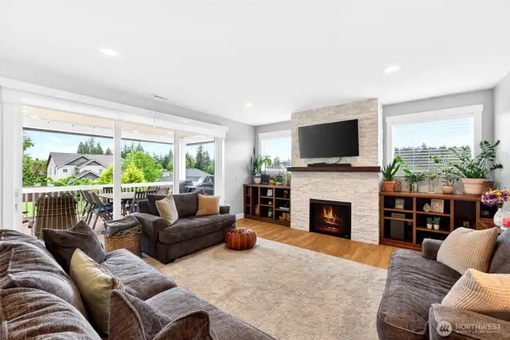 Notice the custom built-in shelves. Notice the custom built-in shelves.