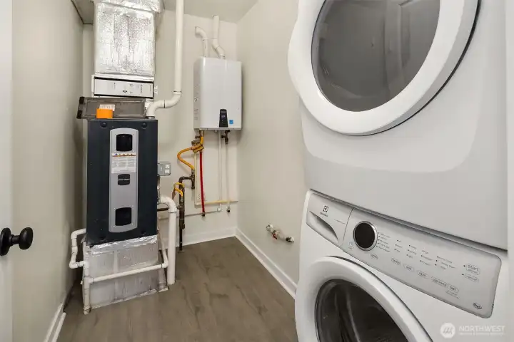 Stacked W/D Gas Furnace and Tankless Gas Water Heater, Efficient