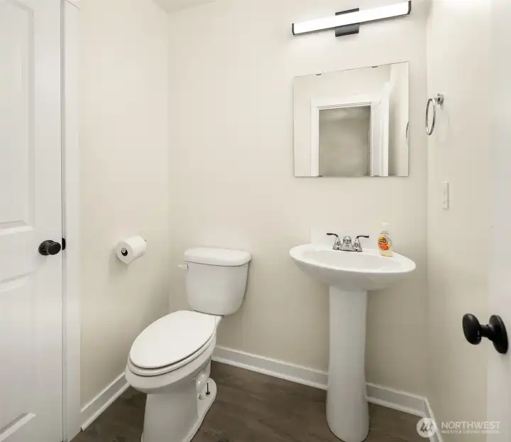 Mainfloor 1/2 bath with walkin storage closet