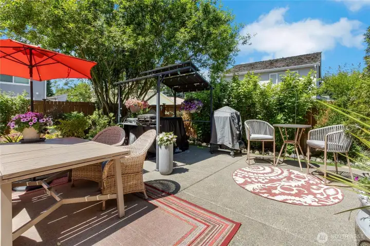 Whether hosting summer barbecues or enjoying a quiet evening meal outdoors, the spacious patio offers dedicated areas for dining, grilling, and gathering with family and friends.