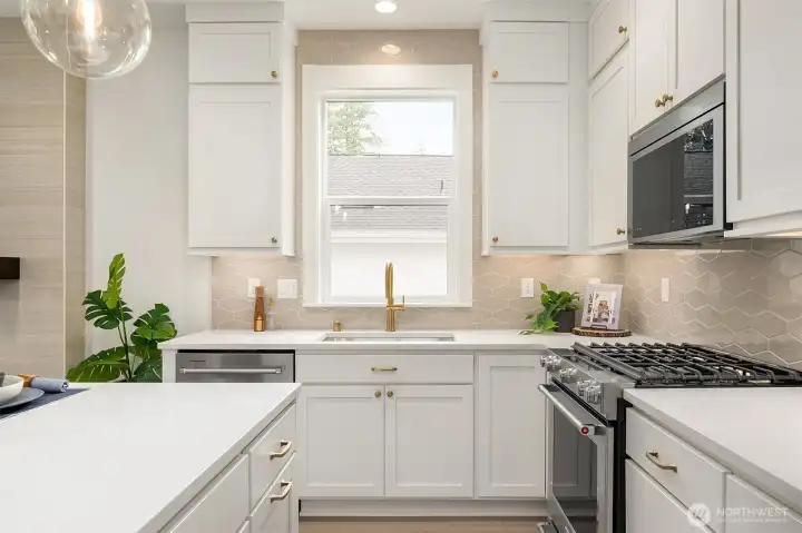 Kitchen with 3cm quartz countertops & full height 4x8 tiling
