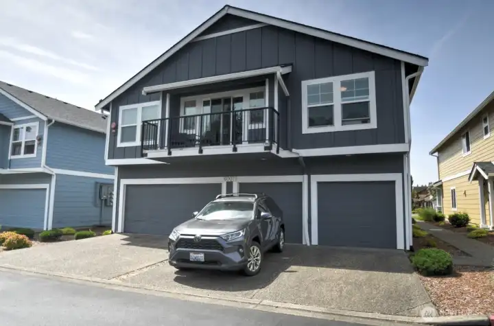 Alley access to garage - single car garage on the rigth