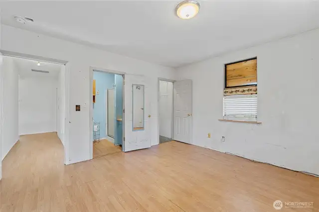 Primary bedroom with 3/4 bathroom & walk-in closet
