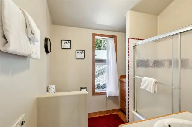 Main house: Guest Bathroom