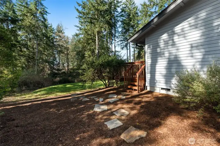 Enjoy flagstone paths connecting you from the front yard to backyard lawn, for easy access anywhere throughout this property.