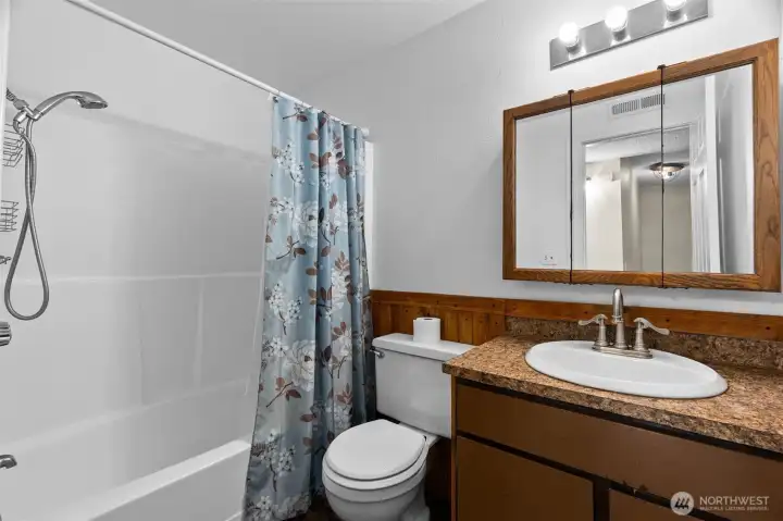Full bath conveniently located between the two guest bedrooms.