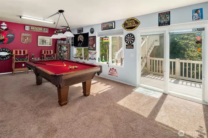 Ultimate entertainment Recreational space. Pool table included.
