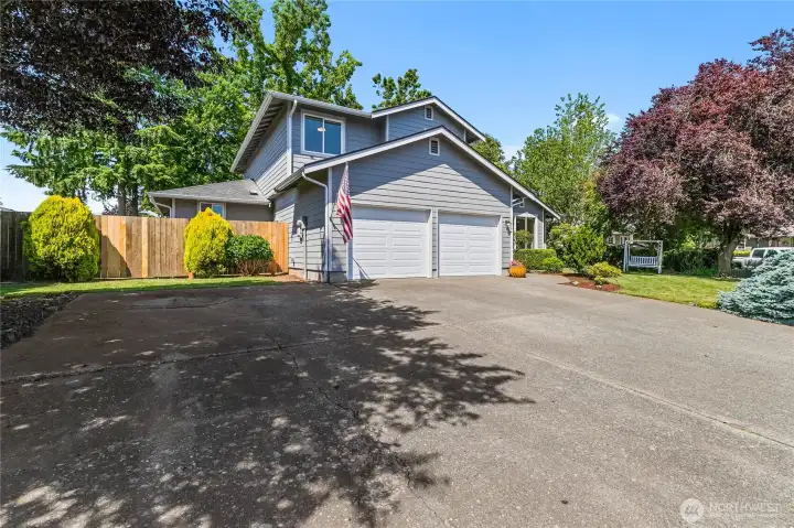 Large driveway for parking an RV, Boat or Trailer