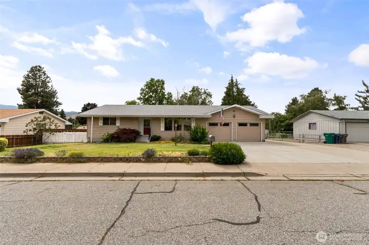 Great Curb Appeal- extra wide driveway with RV parking an plug