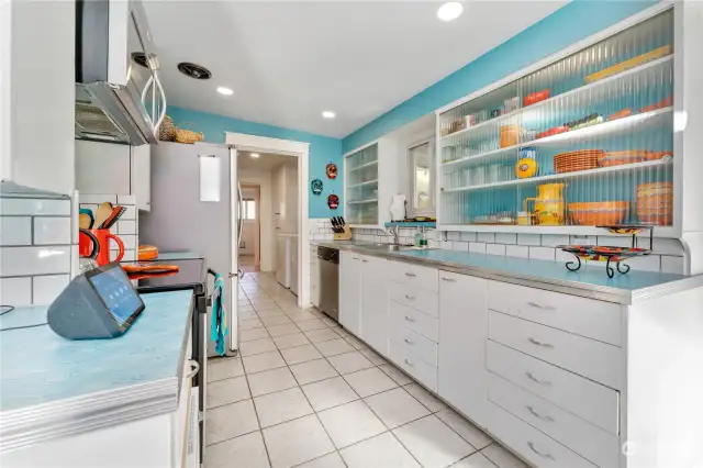 Beachy vibe kitchen with fiesta color accents