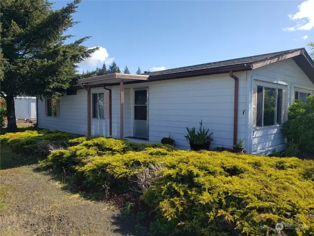 Beautiful well kept manufactured home in 55+ community