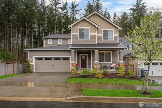 Great Maple Valley Home with walking trails behind and tons of privacy.