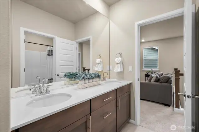 Upstairs full bath.