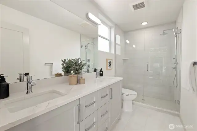 Photos are of a similar listing for illustrative purposes.