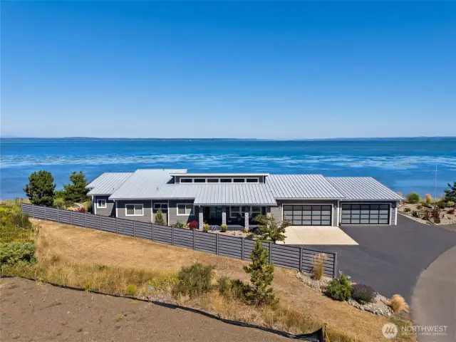 BAY FRONT LIVING - WHALE WATCHING, WILDLIFE SPOTTING AND BREATHTAKING SUNRISES -