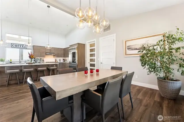 A DINING ROOM DESIGNED FOR GATHERING
