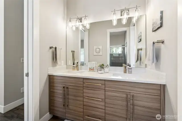 DOUBLE VINITY JACK-N-JILL BATH