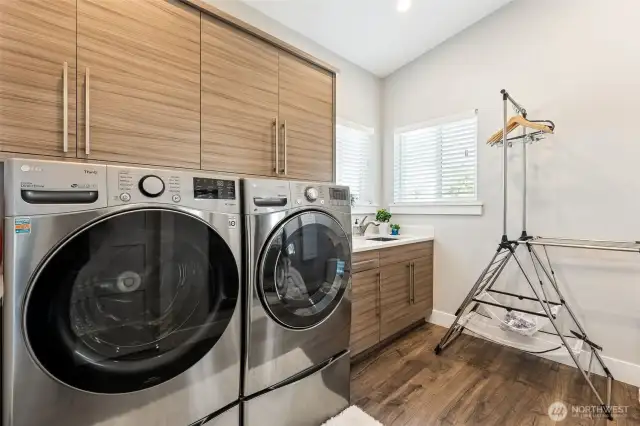 LARGE LAUNDRY ROOM