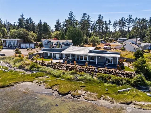 DESIGNED TO MAXIMIZE THOSE BAY VIEWS