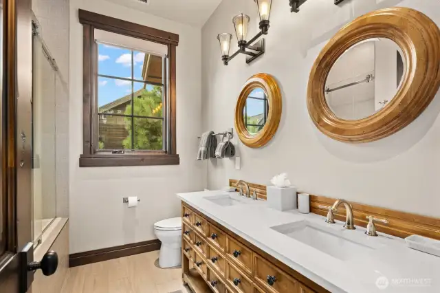 Upstairs Full Bathroom