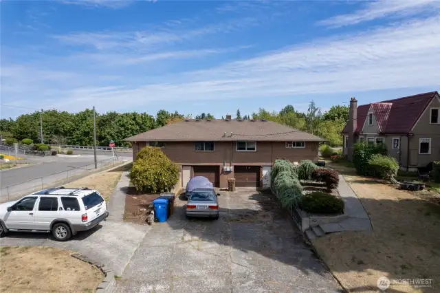 Driveways to garages w/ample parking