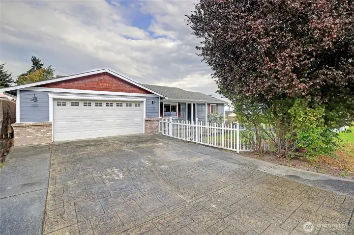 Cute Beach house in Country Club only minutes away from the beach!