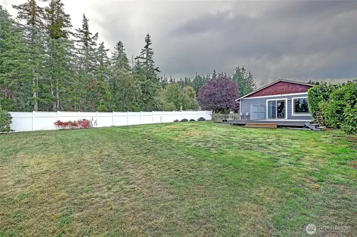 Wonderful large fully fenced yard!
