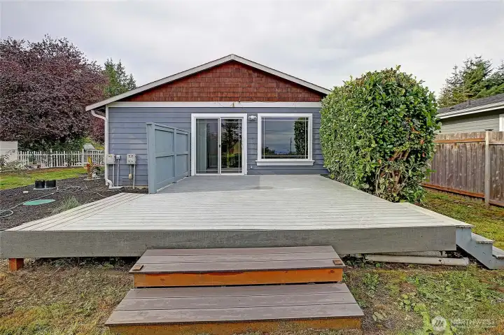 Spacious Trex deck great for BBQs and entertaining!