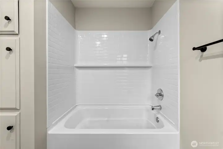 2nd bathroom tub and shower