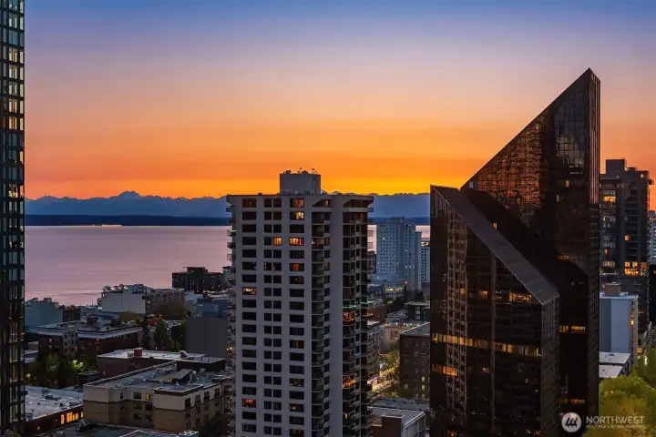 Perfectly positioned for tech professionals, Amazon and Microsoft shuttle pick-ups are just blocks away, with Oracle, Expedia, Apple, Meta, and SLU campuses all nearby.