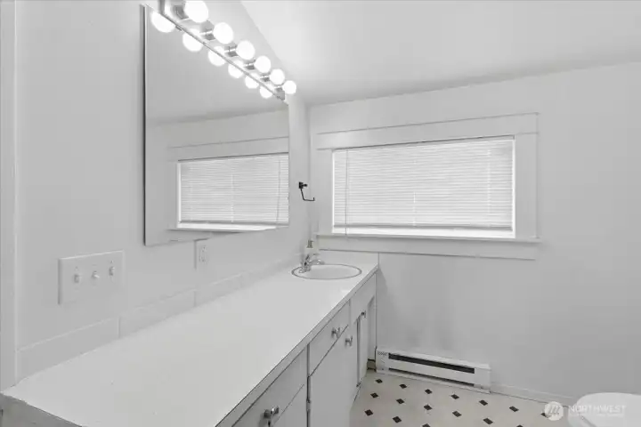 Full conter space, plenty of natural light too.