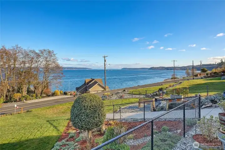 Beautiful and spacious lot with stunning waterviews.
